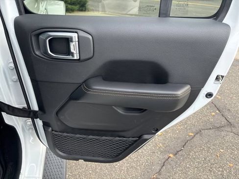 Used 2024 Jeep Wrangler Unlimited Sahara AWD/4WD image 27