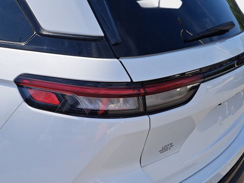 Used 2023 Jeep Grand Cherokee Altitude image 32