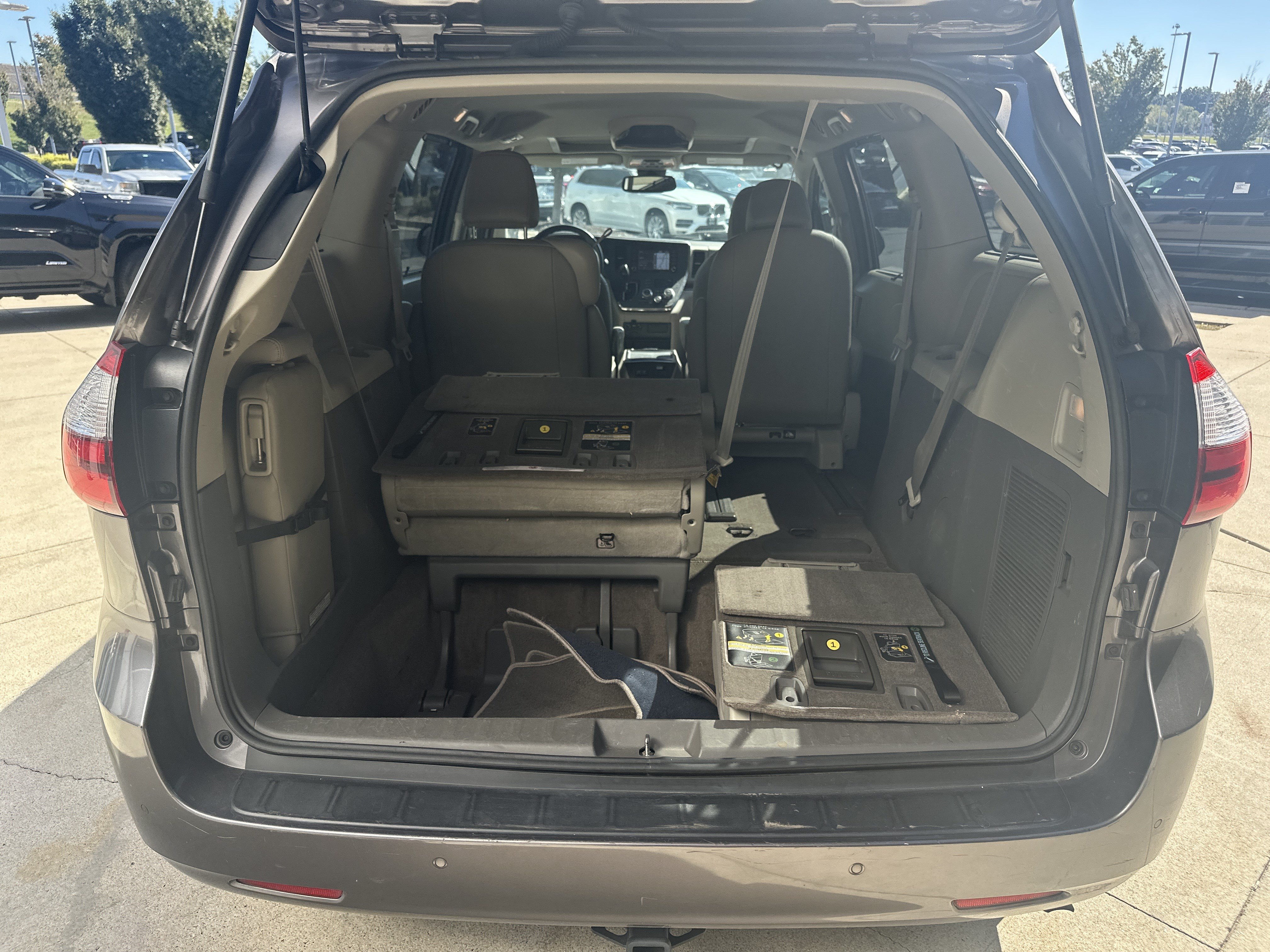 Used 2018 Toyota Sienna XLE w/ XLE Navigation Package FWD image 27