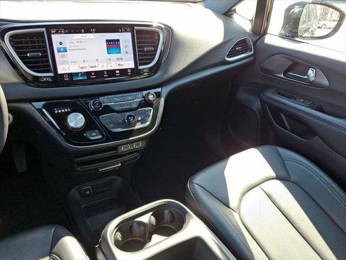 Used 2025 Chrysler Pacifica Select FWD image 11