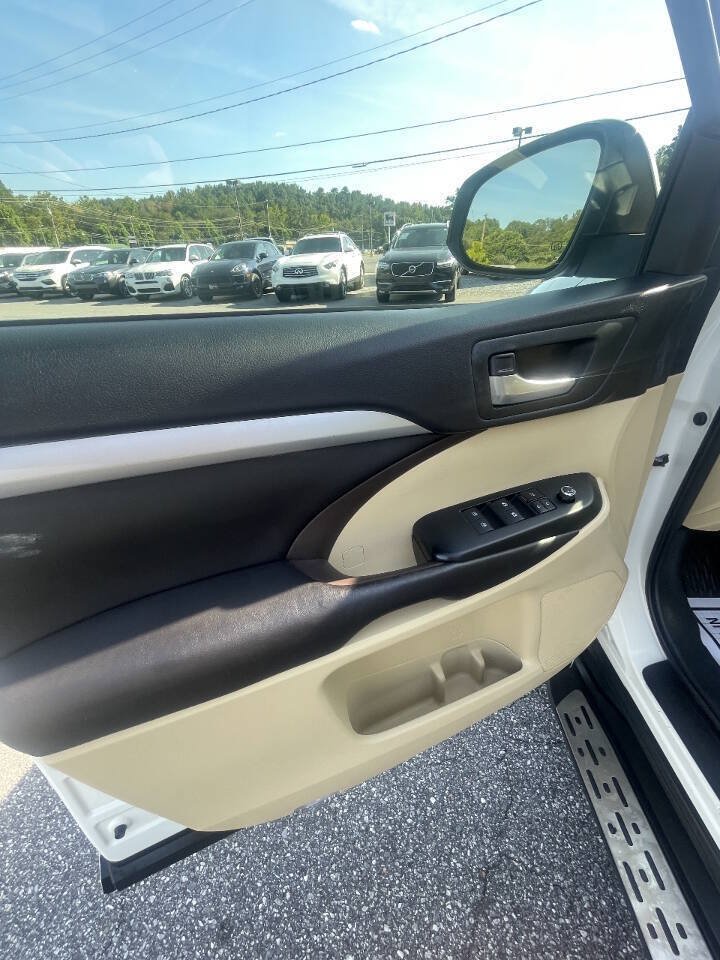 Used 2016 Toyota Highlander XLE AWD/4WD image 13