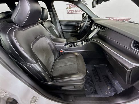 Used 2023 Jeep Grand Cherokee Altitude image 30