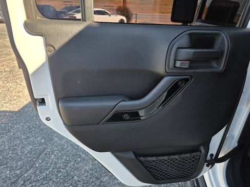 Used 2015 Jeep Wrangler Unlimited Sahara image 12