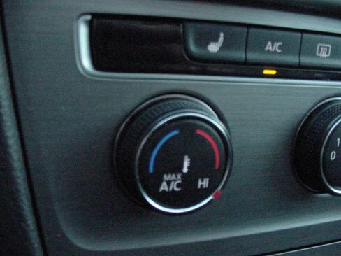 Used 2016 Volkswagen Golf Limited Edition image 11