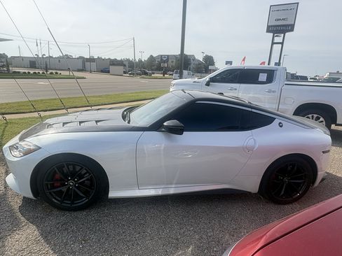 Used 2024 Nissan Z Performance w/ Floor Mat Package RWD image 8