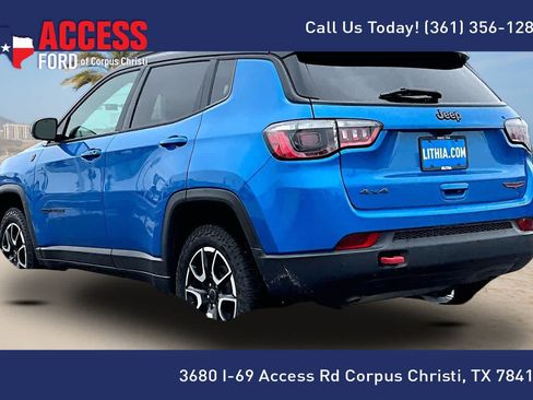 Used 2025 Jeep Compass Trailhawk AWD/4WD image 4