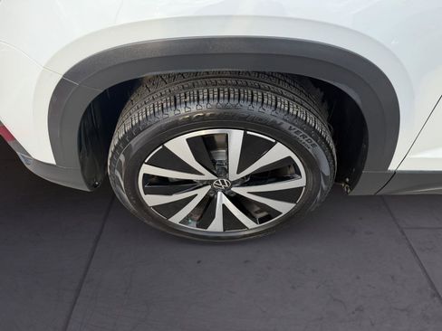 Used 2024 Volkswagen Taos SE w/ MDO Package image 14