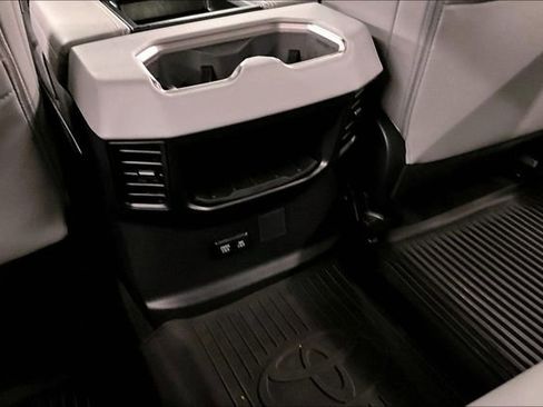 Used 2025 Toyota Tundra Limited AWD/4WD image 32