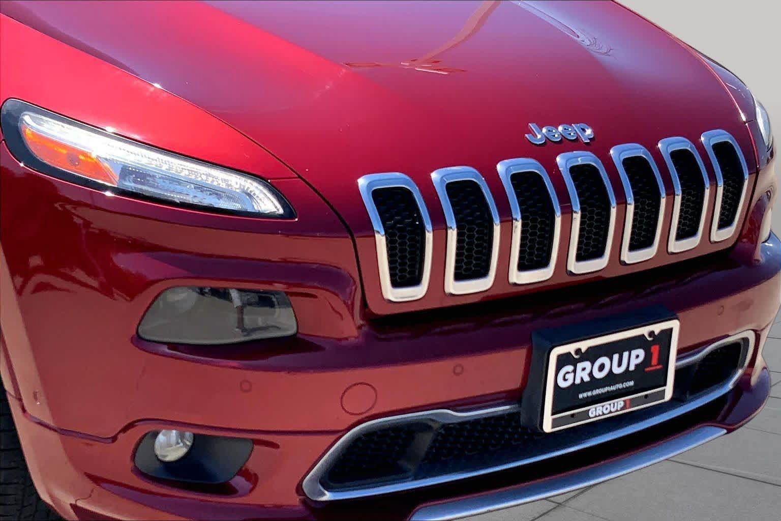 Used 2017 Jeep Cherokee Overland w/ Technology Group AWD/4WD image 30