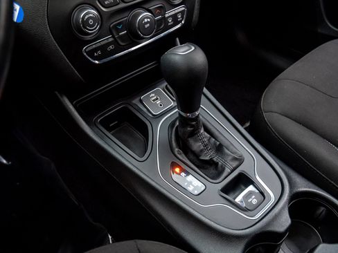 Used 2019 Jeep Cherokee Latitude w/ Cold Weather Group FWD image 11
