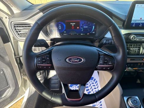 Certified 2022 Ford Escape Titanium w/ Class II Trailer Tow Package image 18