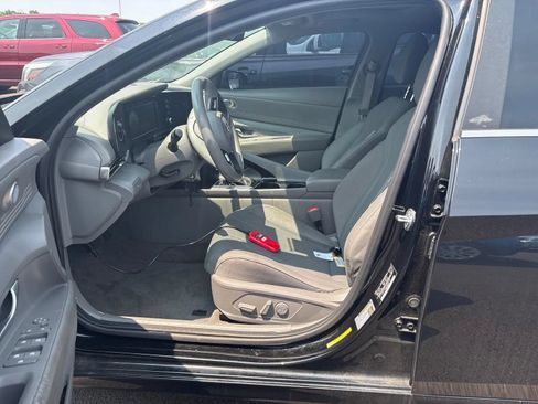 Used 2021 Hyundai Elantra SEL w/ Convenience + Premium Package FWD image 4