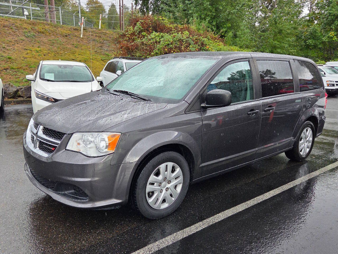 Used 2019 Dodge Grand Caravan SE w/ UConnect Hands-Free Group FWD image 3