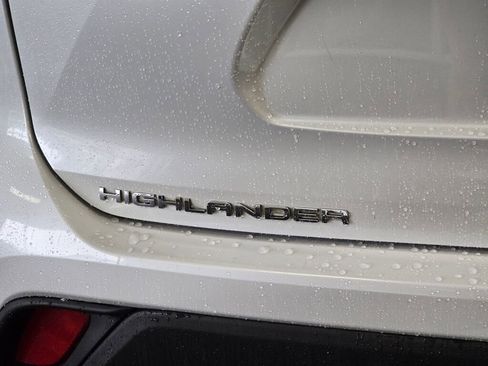Used 2022 Toyota Highlander L image 13