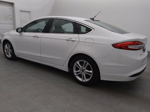 Used 2018 Ford Fusion SE w/ Fusion SE Technology Package FWD image 3