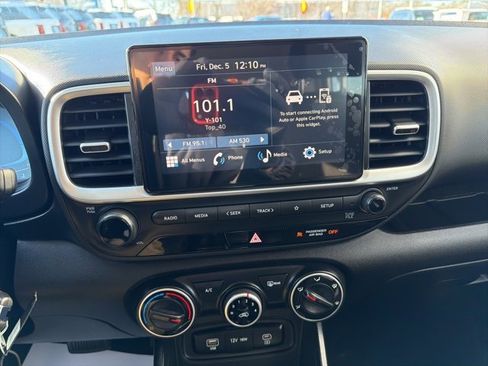 Certified 2025 Hyundai Venue SE image 22