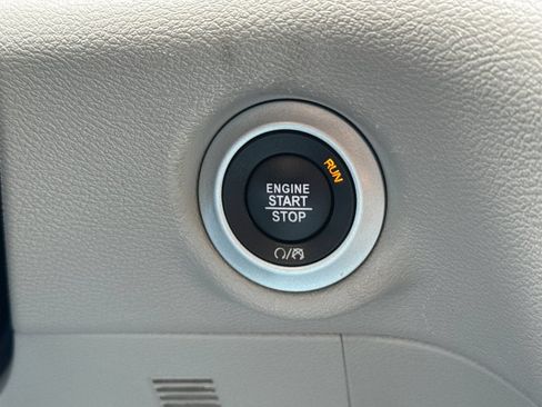 Used 2024 Chrysler Pacifica Touring-L FWD image 33