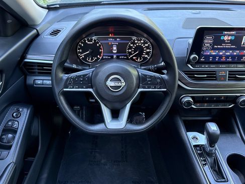 Used 2025 Nissan Altima 2.5 SV FWD image 15