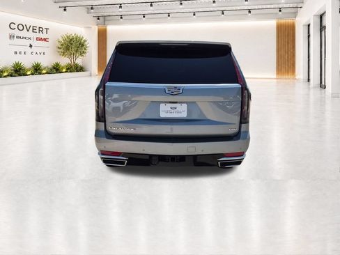 Used 2023 Cadillac Escalade Premium Luxury w/ LPO, Floor Liner Package AWD/4WD image 10