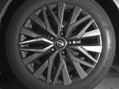 Used 2025 Nissan Altima 2.5 SV FWD image 14