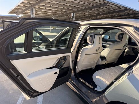 Used 2023 BMW i7 xDrive60 w/ Parking Assistance Package AWD/4WD image 17