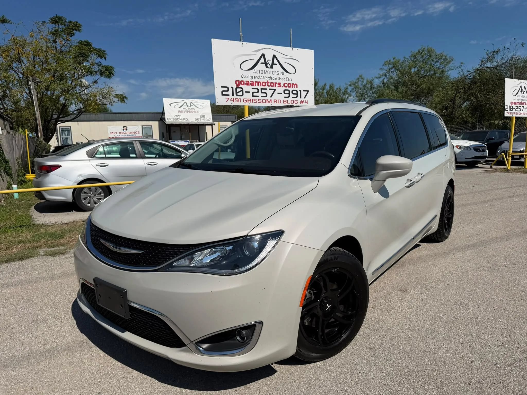 Used 2017 Chrysler Pacifica Touring-L FWD image 1