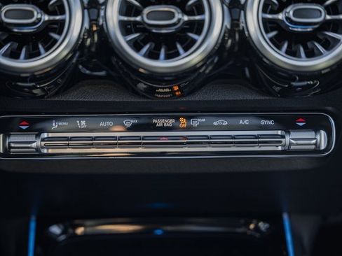 Used 2022 Mercedes-Benz GLB 250 GLB 250 image 24