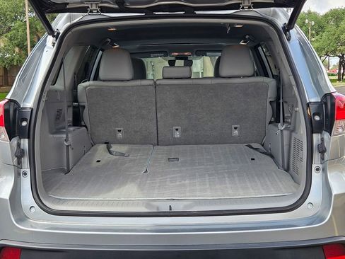 Used 2019 Toyota Highlander XLE FWD image 10