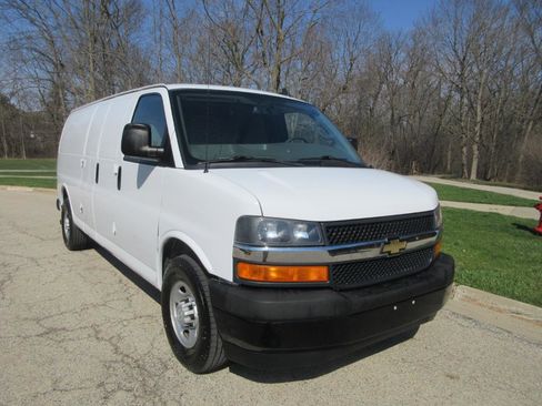 Used 2018 Chevrolet Express 3500 Extended w/ Driver Convenience Package image 23