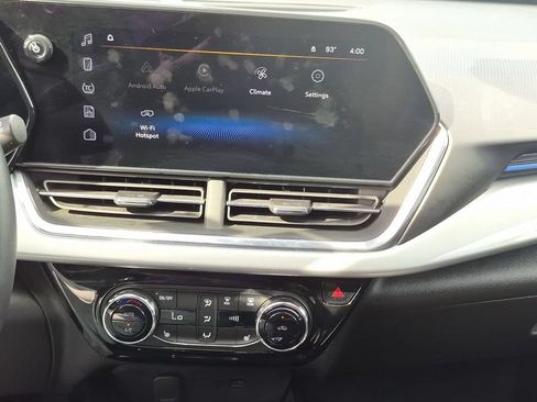 Used 2025 Chevrolet Trax LT w/ LT Convenience Package FWD image 19