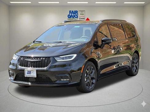 New 2026 Chrysler Pacifica Limited w/ S Appearance Package FWD image 2