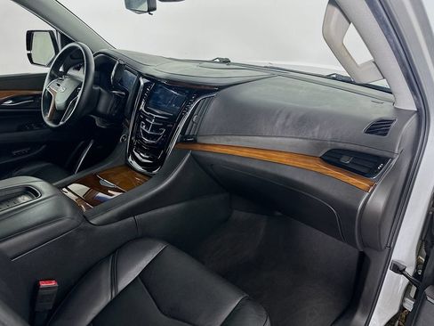 Used 2017 Cadillac Escalade ESV Luxury AWD/4WD image 32