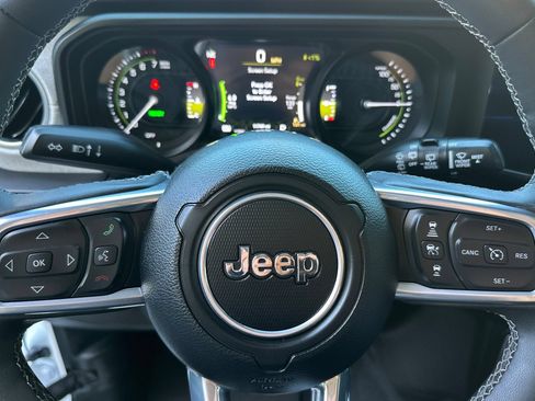 Used 2025 Jeep Wrangler Unlimited Sahara AWD/4WD image 23