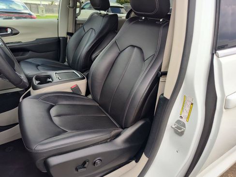 Used 2024 Chrysler Pacifica Touring-L FWD image 17
