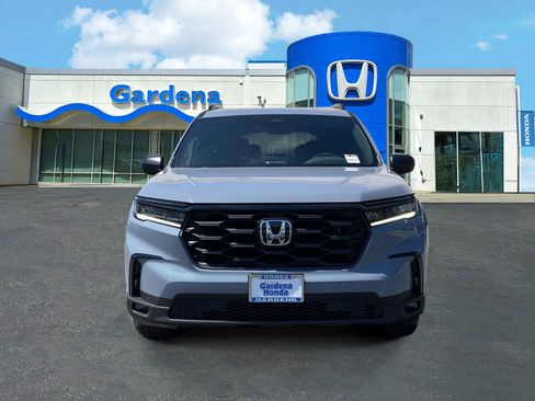 Used 2025 Honda Pilot Sport image 2