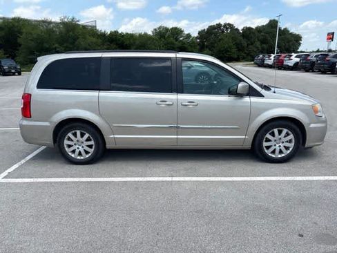 Used 2013 Chrysler Town & Country Touring FWD image 6