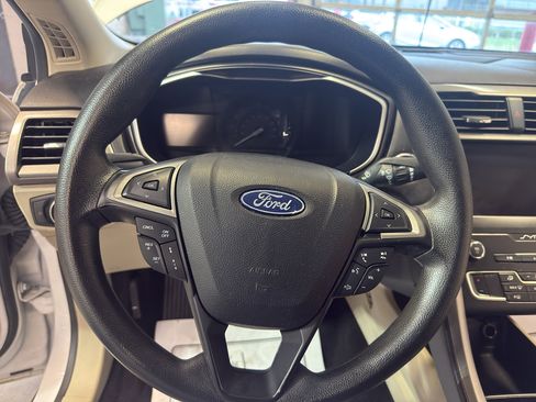 Used 2019 Ford Fusion SE image 16
