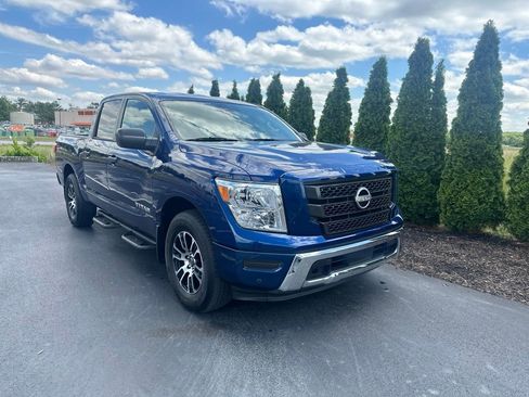 Used 2024 Nissan Titan SV w/ SV Convenience Package RWD image 2