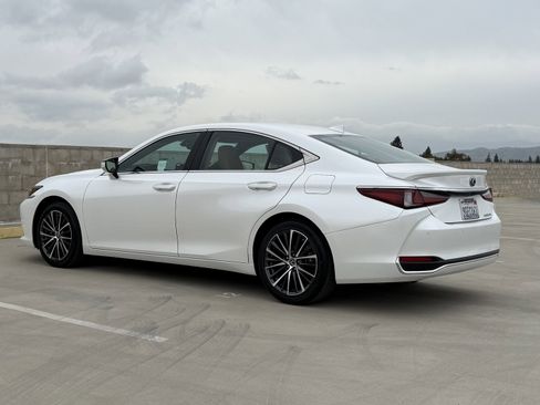 Certified 2023 Lexus ES 300h w/ Premium Package image 9