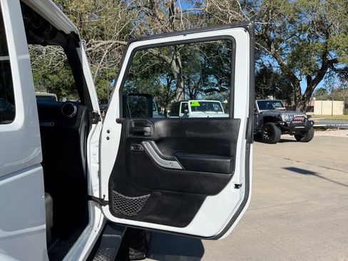 Used 2016 Jeep Wrangler Sahara w/ Connectivity Group image 30