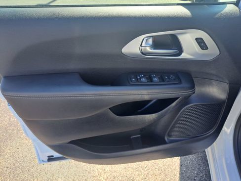 Used 2025 Chrysler Pacifica Limited FWD image 26