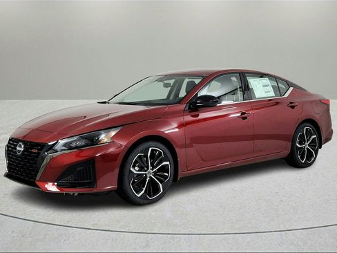 Used 2024 Nissan Altima 2.5 SR FWD image 7