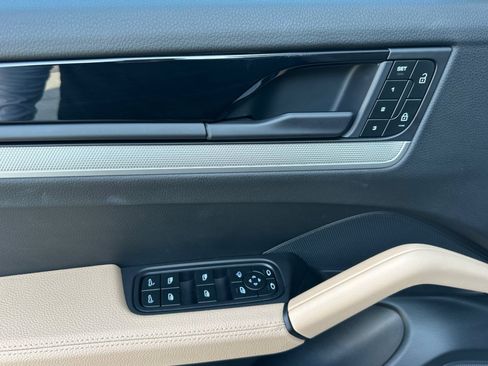 Used 2025 Porsche Cayenne image 12