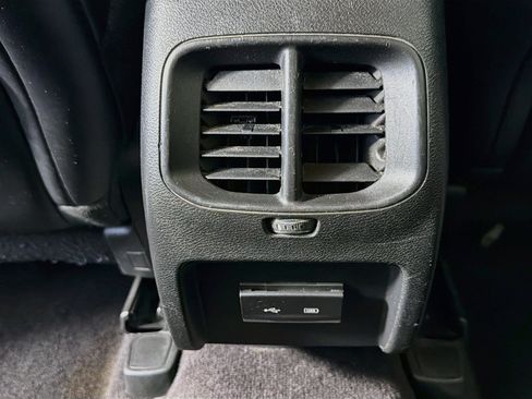 Used 2019 Jeep Cherokee Latitude Plus FWD image 27