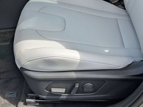 Used 2025 Hyundai Elantra Limited FWD image 18