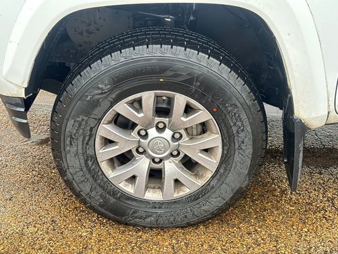 Used 2018 Toyota Tacoma SR5 RWD image 23