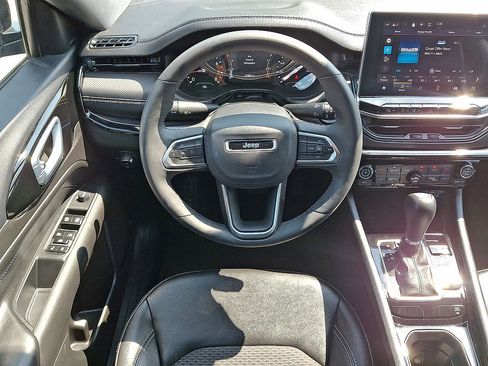 Used 2024 Jeep Compass Latitude w/ Convenience Group AWD/4WD image 27