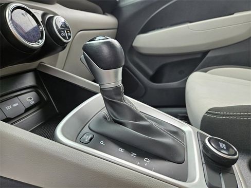 Used 2024 Hyundai Venue SEL image 24