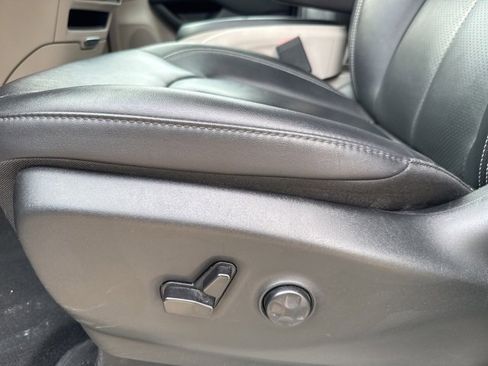 Used 2024 Chrysler Pacifica Touring-L image 11