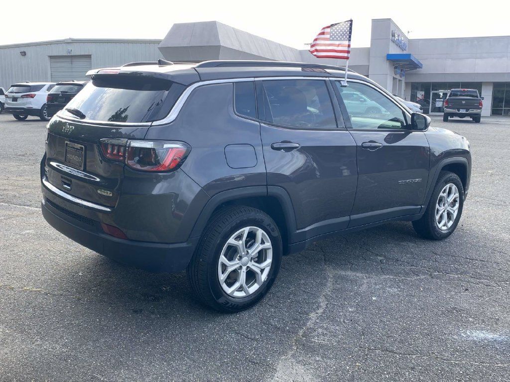 Used 2024 Jeep Compass Latitude AWD/4WD image 5